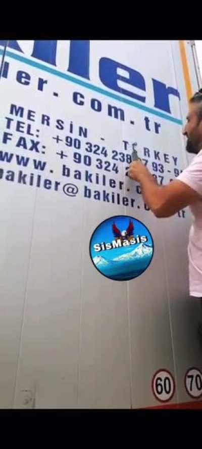 Armenian in Yerevan forced Turkish citizen to remove “Turkey” word from his truck