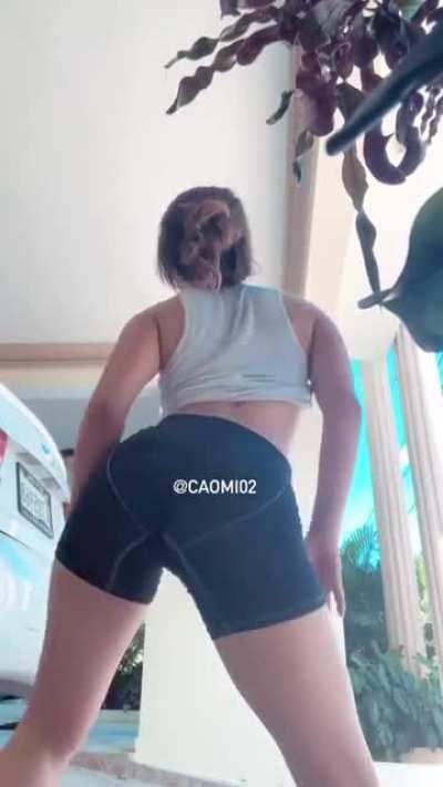 Caomi meneando su culo en licra 🍑🔥
