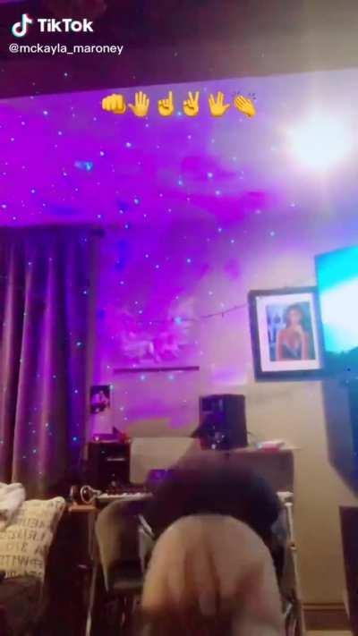 Former Olympic gymnast McKayla Maroney just posted this 🍑