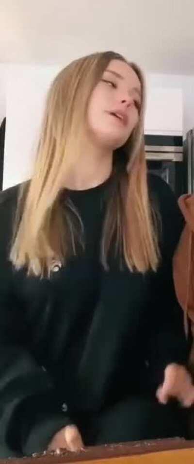 Sie hat es dann doch geschafft mit dem TikTok-Trend 👍🏻... vom 18.04.21 (Schwester weggeschnitten)