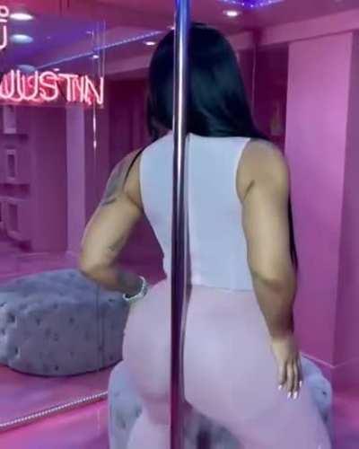 Unbelievably thicc 🍑