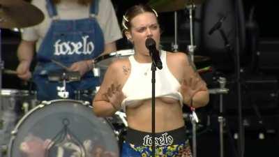 Tove Lo loves flashing boobs during her concerts
