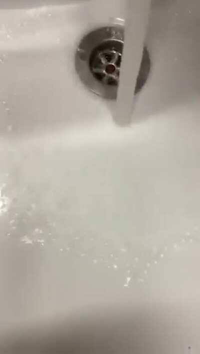 Symbolvideo für die Hygienesituation auf den Schultoiletten. So sah heute morgen das Wasser aus, das in unserer Schule aus dem Hahn kam.