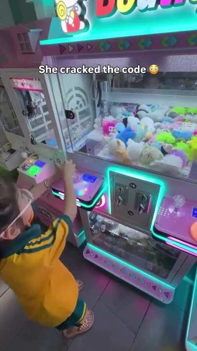 This kid bypasses decades of claw machine shenanigans in 5 seconds.
