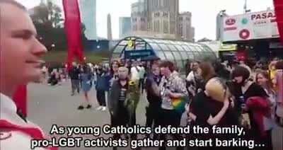 Лает, не кусает, в религию не пускает - польская лесбиянка