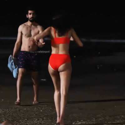 Ananya Pandey ass jiggle