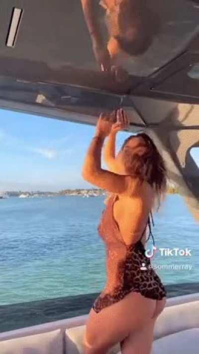 Sommer Ray loves to show her 🍑