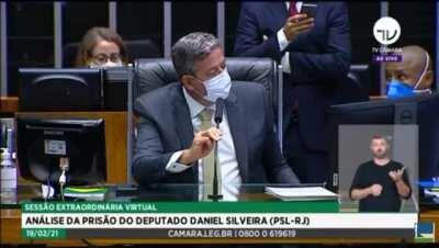 O Kim Kataguri se inscreveu pra falar a favor da prisão do Daniel Silveira, mas depois disse que foi erro e que ia falar contra. Aí o Arthur Lira cortou ele porque ou falava a favor como tinha combinado ou não falava. O Kim reclamou, o Arthur Lira repetiu