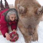 Ну мишка, ну кушает..