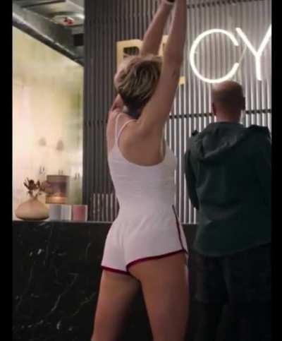 Kristen Stewart in booty shorts is the stuff of dreams! 🍑💦