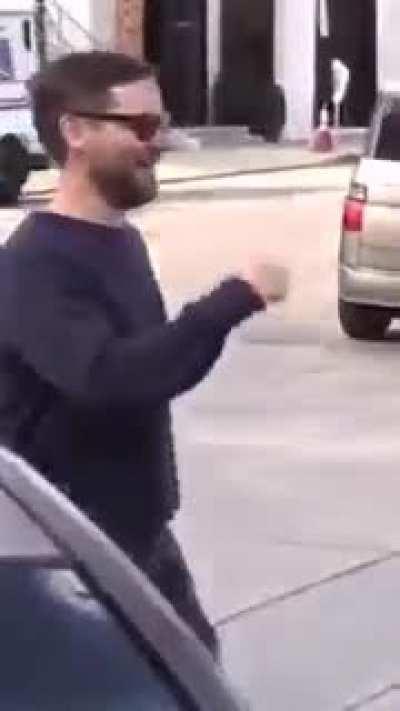 Contexto: Un paparazzi iba siguiendo a Tobey, cuando le dice cuidado, justo después lo atropellan. Su sentido arácnido aún lo tiene 👀