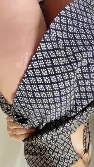 Isn’t this the perfect accessory for my sundress?🖤🔌