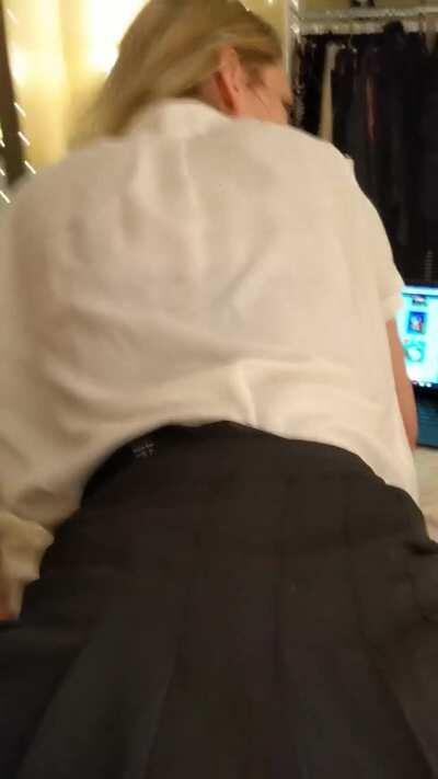 Browsing Rule 34 while I soak and use my living dildo 💦🍆🤤