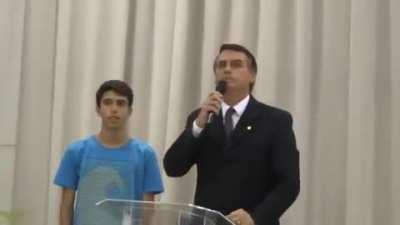 Olha o tanto de gente que precisa pra defender o sujeito de um adolescente hahaha PATÉTICO!