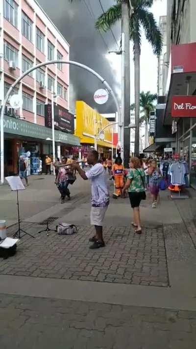Lojas Americanas pegando fogo em shopping em Nova Iguaçu ao som de trompetista anônimo