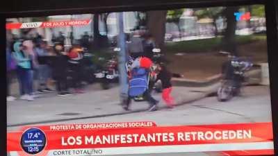 Traer tus chicos para cortar calles esta mal.