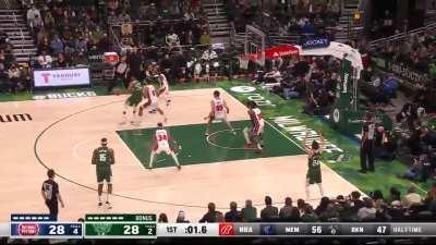 [Highlight] Giannis beats the 1st quarter buzzer with the tough midrange fadeaway