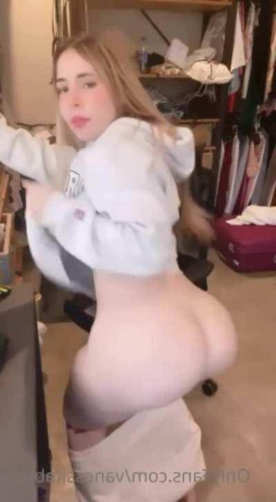 Big fat ass pawg twerking👇