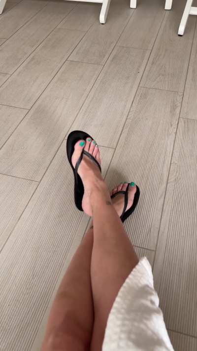 My perfect toes in my flip flops