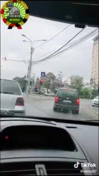 Cine zice ca romanii nu stau la rosu