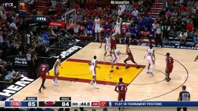 [Highlight] UD in his 19th year twists and turns and drains the jumper over 2nd year Saddiq Bey