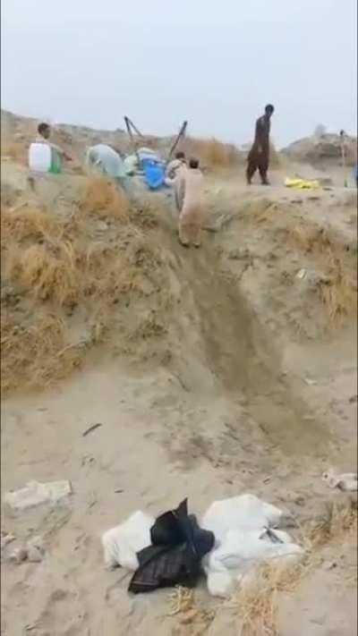 Afghans Shooting Drugs Over to Iran Using This Old Device