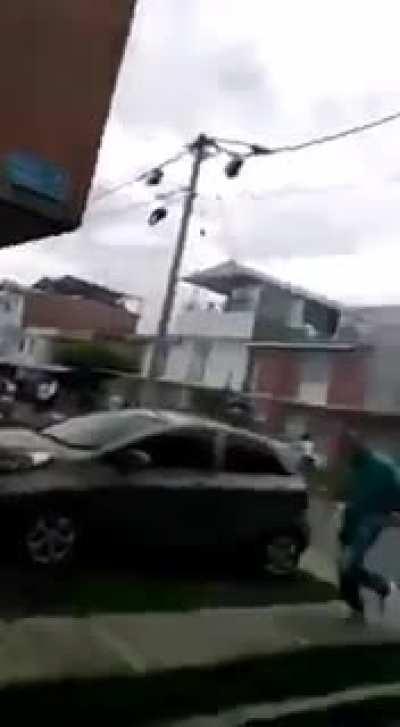 Gaseando casas en el barrio en Buga