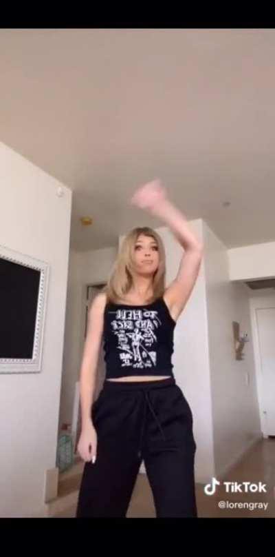 Loren Gray tongue👅+ass🍑 (look at the comments)