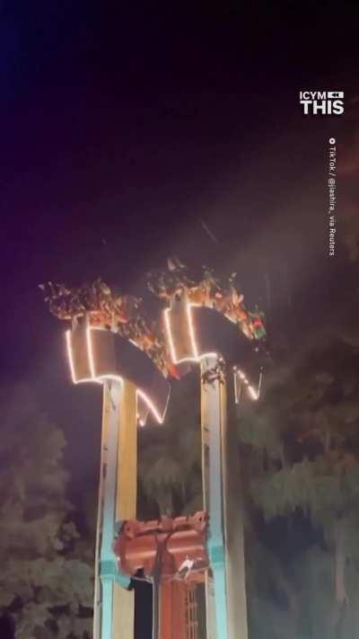 Riders Got Stuck Upside Down for nearly 30 minutes At Canada's Wonderland Amusement Park.