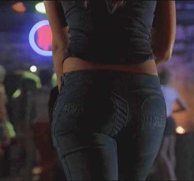 Do you think Jessica Alba knows how many people get off to that ass? I can’t stop thinking about it 🤤