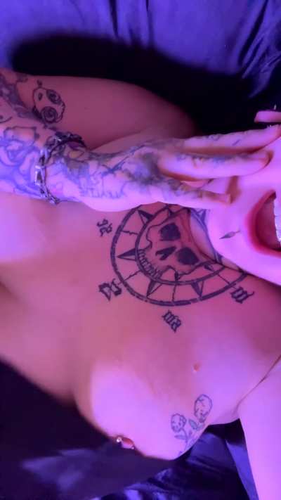 It’s a Saturday to slide in the sheets 🖤