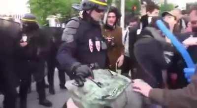 Esses policiais opressores😡😡😡