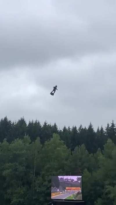 A man with Jetpack flew over the F1 cars at the 2022 Belgium Grand Prix qualifying, reaching a speed of 200km/h.