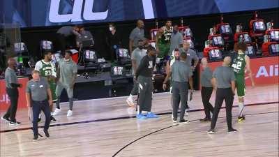 [Highlight] Giannis headbutts Mo Wagner for some reason