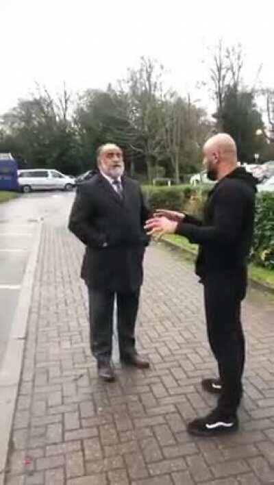 Moron antivaxxer tries to stop Muslim community centre from getting vaccine because it is made from aborted fetuses