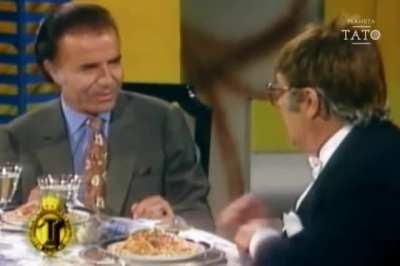 Menem y Tato Bores comiendo fideos.