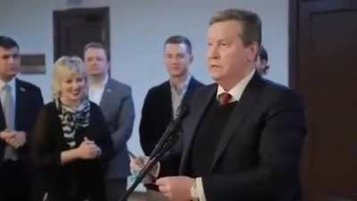 Депутат Нилов, от своего большого мозга, решил пошутить на благотворительной акции в Госдуме: на елке желания детей-сирот и детей-инвалидов. У 