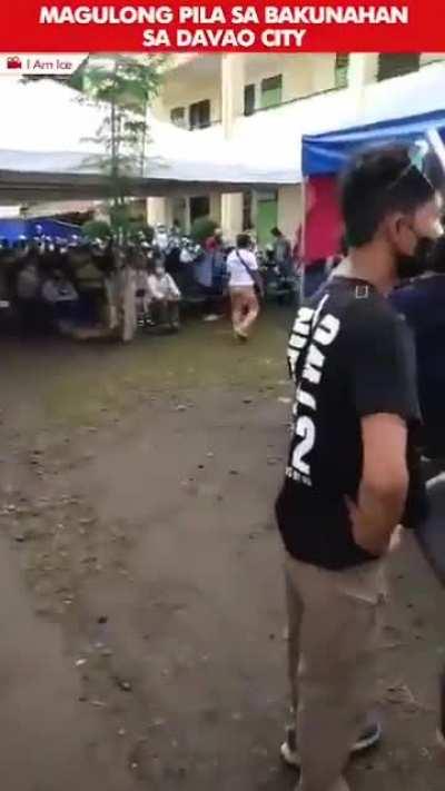 Magulong pila sa bakunahan.