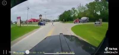 Trucker slams on the brakes and barely avoids killing a suicidal pedestrian