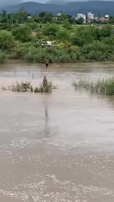 Farmer's drone rescues kids trapped in Flood, Vietnam