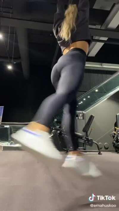 Thick fat ass in leggings