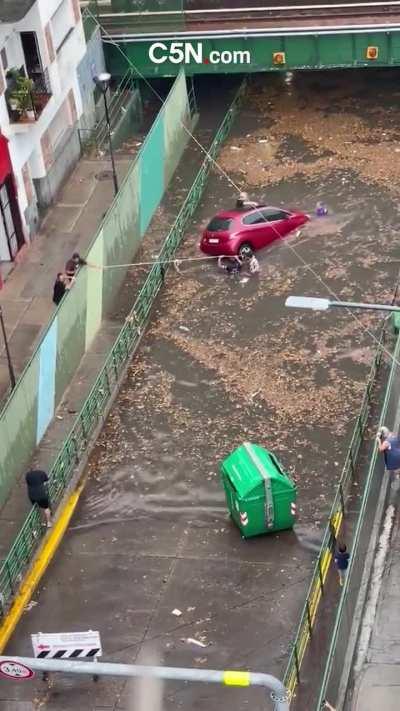 Diluvio en CABA: un auto terminó atrapado en un túnel en Almagro