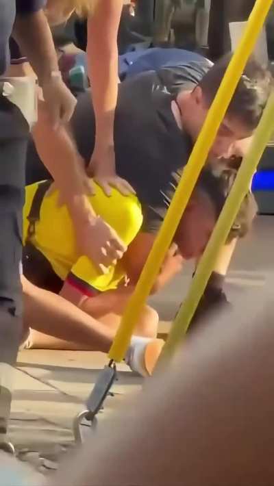 Engancharon a un delincuente robando una moto y llevaron a cabo un arresto civil, reduciendo al individuo y esperando a la policia.