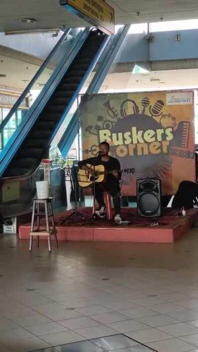 Street performer in Tawau singing Tong Hua 童话
