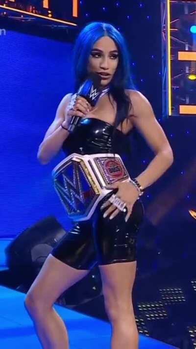 Sasha rubbing her ass 💦