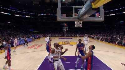 [Highlight] LeBron finds a cutting Ellington for the layup
