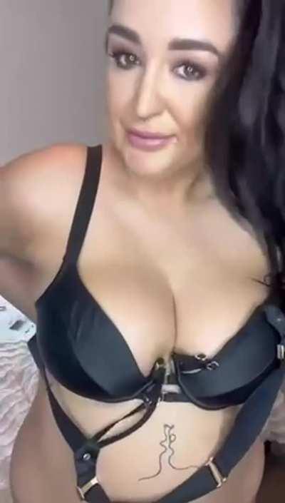 I woke up to comments saying I was fat and ugly…I might have to stop posting nudes if it keeps happening [f] 😣😣