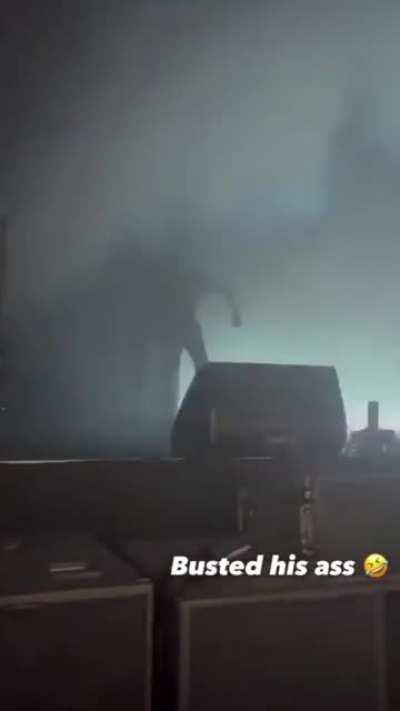 Carti falling down in Charlotte (REAL SOUND)