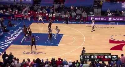 [Highlight] Embiid is too strong for the Hawks, hits the tough layup before the end of the first