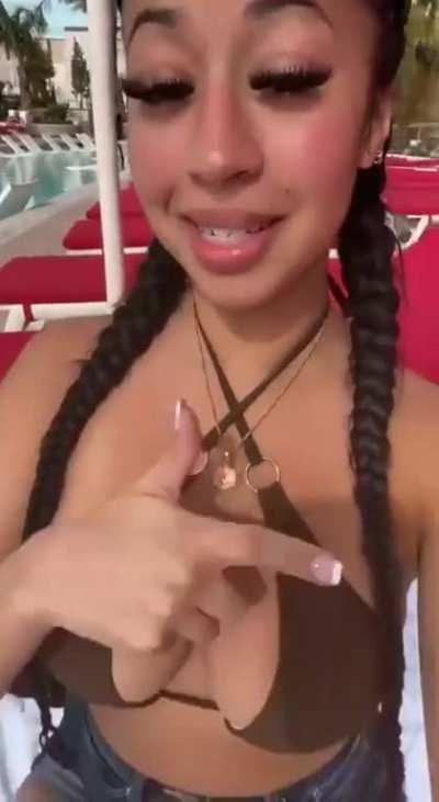 (TikTok) Poolside bikini 👙🍒🔥🔥